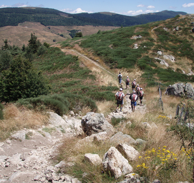 Randonnée pédestre autour du lac de Naussac en Lozère