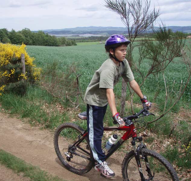 VTT près du lac de Naussac à Langogne / Lozère